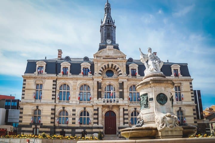 City Inn: The majestic 19th century façade and fountain, symbols of the city's industrial development.