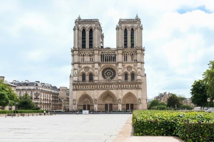 Small Group Notre Dame Cathedral Tour with Scheduled Entry