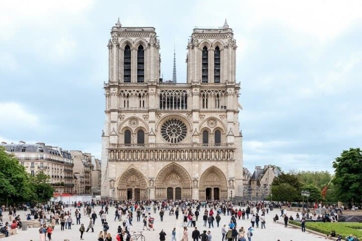 Small Group Notre Dame Cathedral Tour with Scheduled Entry