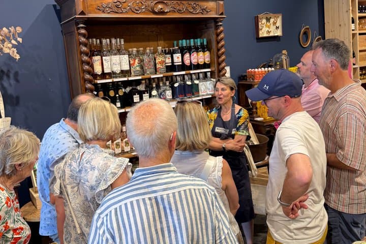 Private Bordeaux Food Tour: Sunday Market Visit & Gourmet Cruise