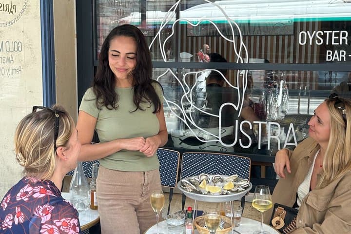 Oyster Wine and Champagne Tasting Tour in Paris
