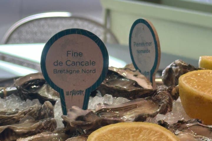 Oyster Wine and Champagne Tasting Tour in Paris