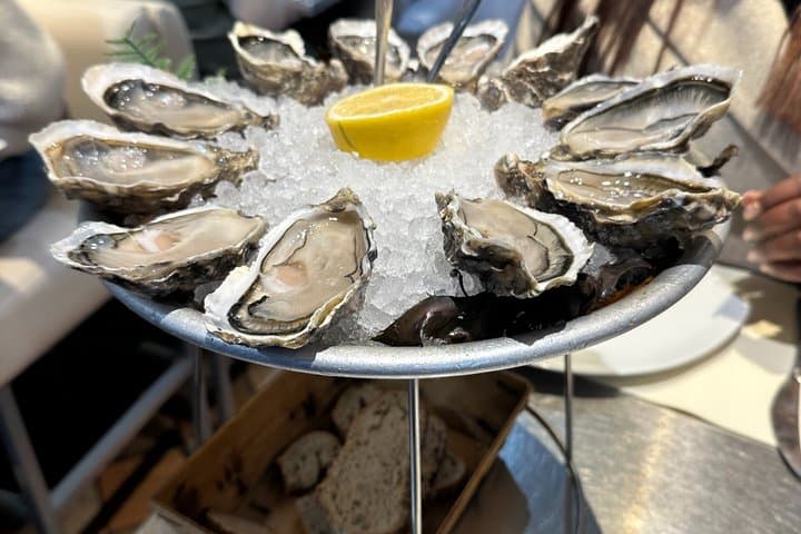 Oyster Wine and Champagne Tasting Tour in Paris