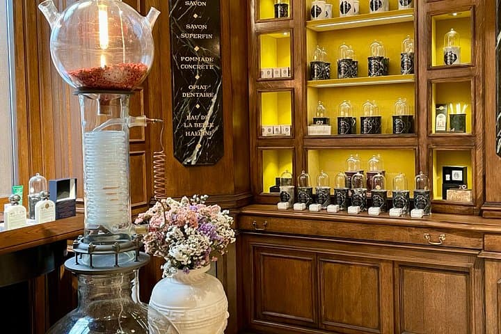 Private Paris Fashion and Shopping Experience Option with Car