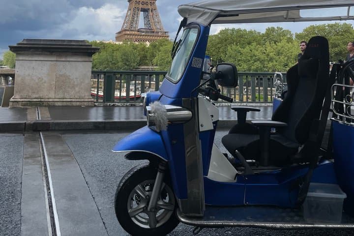 Paris: Electric Tuktuk tour with photo and audio stops