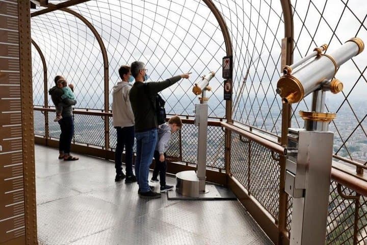 Romantic Eiffel Proposal Experience with Private Pickup and Guide