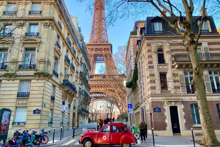 Romantic Eiffel Proposal Experience with Private Pickup and Guide