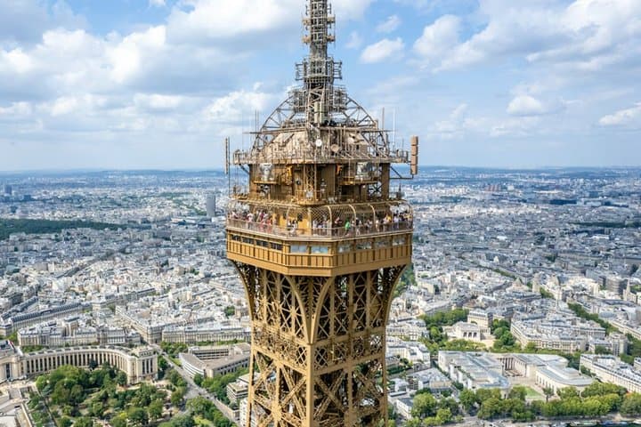 Romantic Eiffel Proposal Experience with Private Pickup and Guide