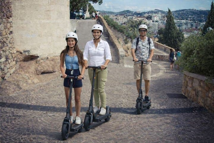 Visite guidée en trottinette électrique à Cannes – Marina, Vieux-Port, Suquet et panoramas exceptionnels.
Découvrez Cannes en Ninebot MAX G3 Segway® avec guide locale passionnée