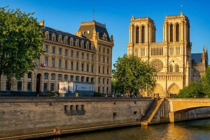 Notre Dame Skip-the-Line Interior Guided Tour with Audio Guide
