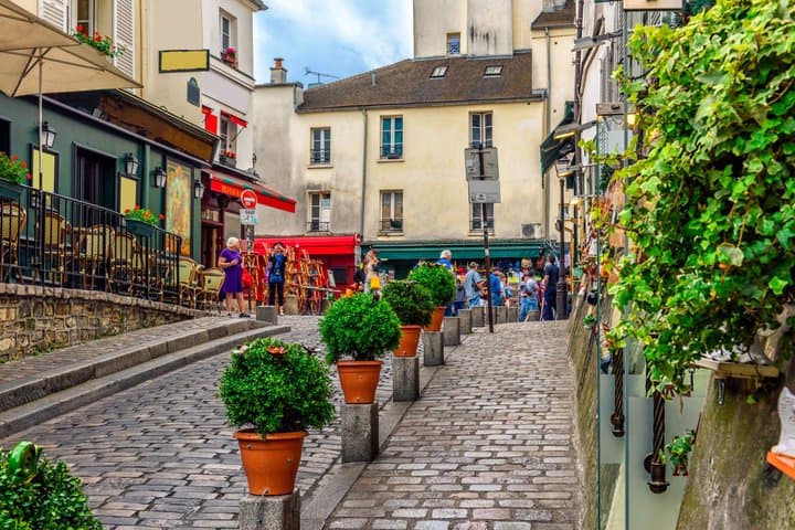 Private Montmartre With Wine Tasting Guided Experience