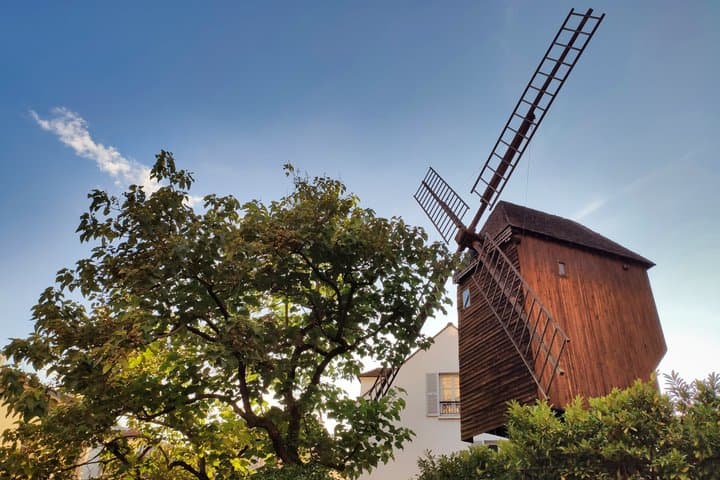 Private Montmartre With Wine Tasting Guided Experience