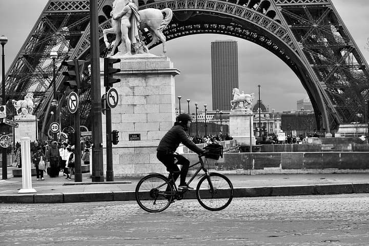 Authentic Paris Street Photography Workshop with Pro Photographer