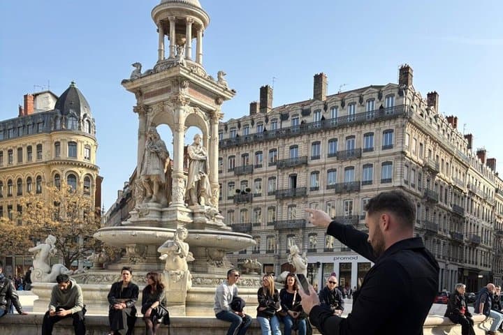 Lyon: Autonomous track game in downtown, Belle Epoque theme