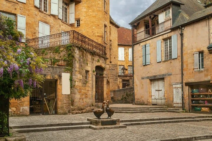 Hello Sarlat: Private 2-Hour Intro City Walk with Local Guide