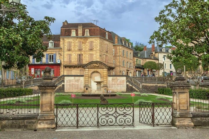 Hello Sarlat: Private 2-Hour Intro City Walk with Local Guide