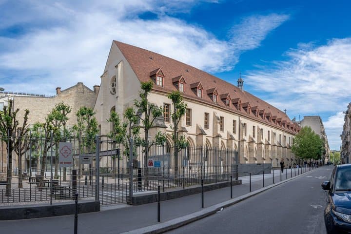 Paris Private Walk: Notre-Dame, Sainte-Chapelle & Medieval Walls