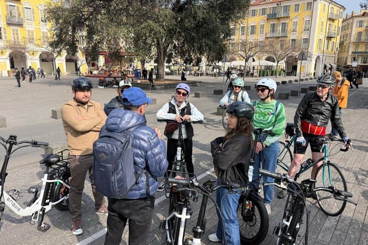 Guided tour of Nice by electric bike and all its history.