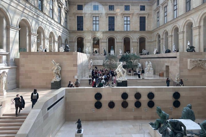 Semi-Private Louvre Tour Masterpieces in 2 hours