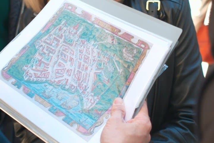 Bordeaux Walking Food Tour : History, Wine, Pastries & Aperitif