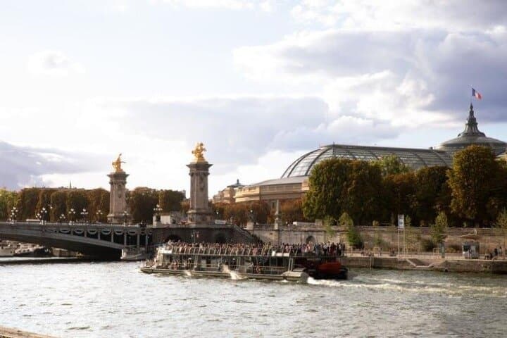 Paris - Vintage 2CV car guided tour + Cruise on the Seine