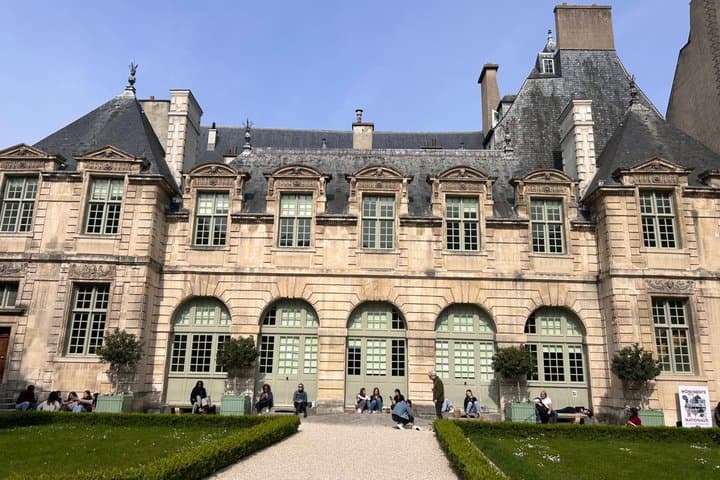 Paris Iconic Marais and Gastronomy Private Walking Tour