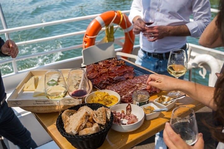 Private Bordeaux Food Tour: Sunday Market Visit & Gourmet Cruise