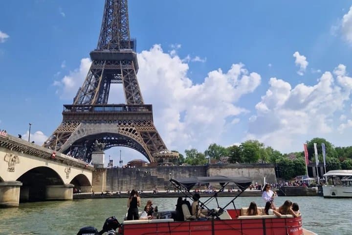 Discover Paris by shared cruise ship