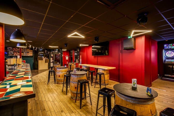 Practice English in a Marseille Wine Bar with a Local