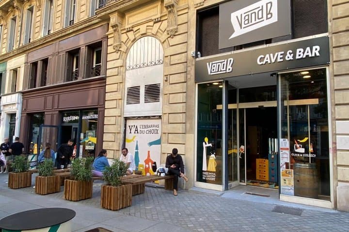Practice English in a Marseille Wine Bar with a Local