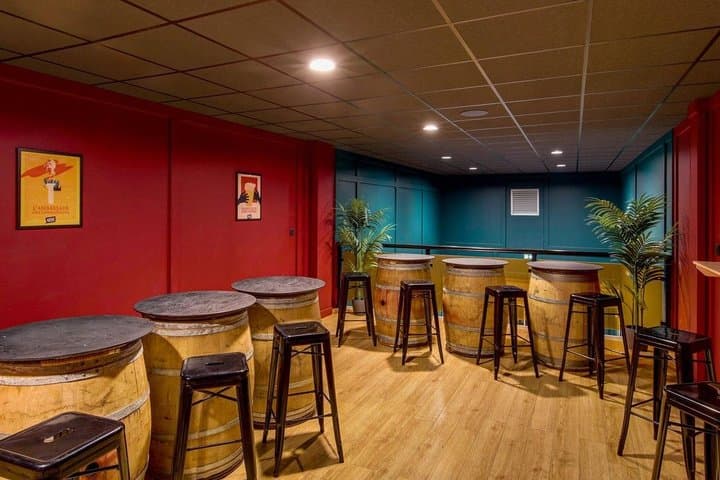 Practice English in a Marseille Wine Bar with a Local