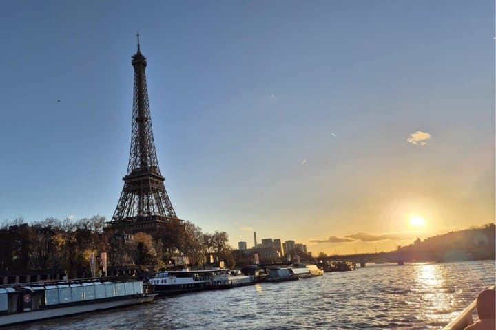 Seine River Cruise and Dinner at Traditional Parisian Restaurant