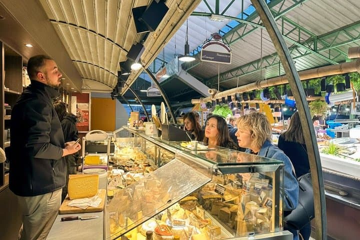 Paris Le Marais Food Tour with French Onion Soup, Cheese and Wine