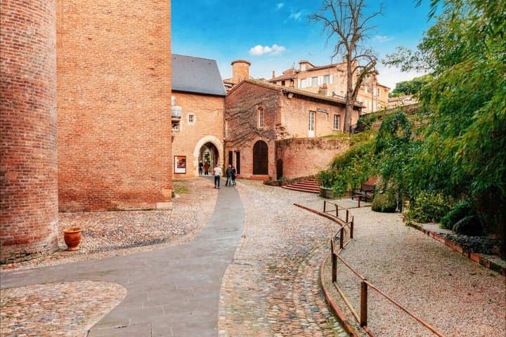 Hello Albi: 2-Hour Intro City Walk with Local Guide