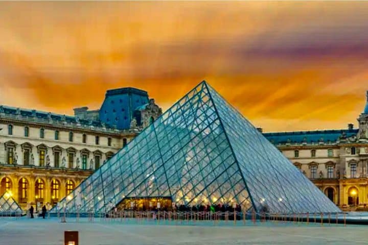 Paris Secret Covered Passages Walking Tour with Louvre Museum