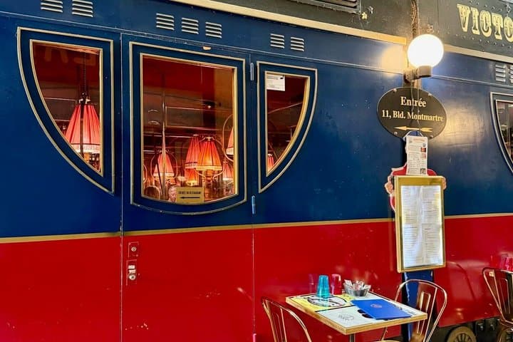 Paris Secret Covered Passages Walking Tour with Louvre Museum