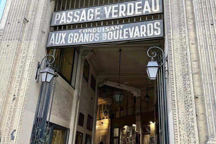 Paris: Secret Covered Passages & Guided Louvre Museum Tour