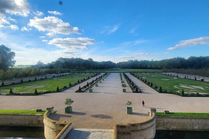 Paris to Loire Valley Castles and Wine Tasting Private Group Tour