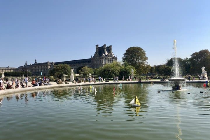 Paris: Walking Tour with Stop at Notre-Dame Cathedral