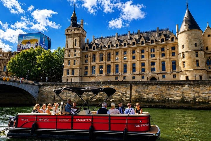 Private cruise with Paris water way