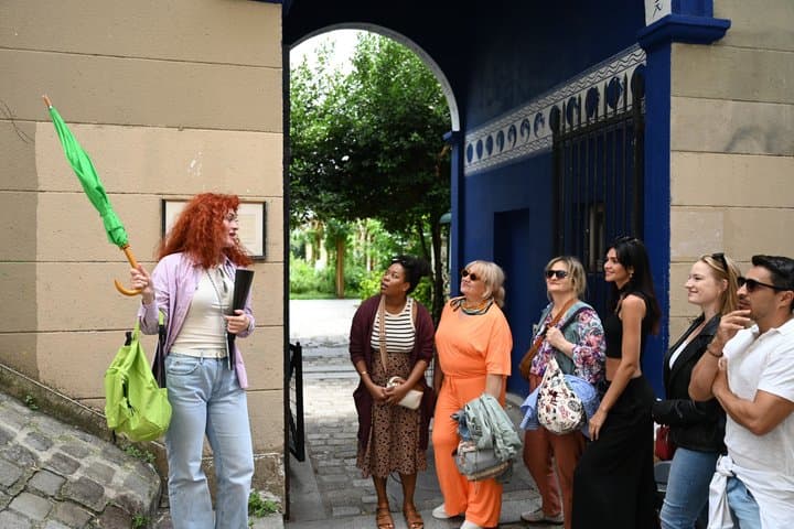 Paris Center Walking Tour with French Pastry