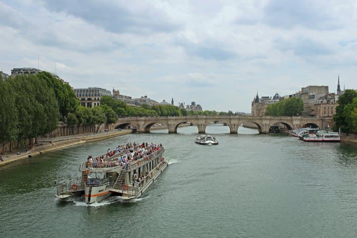 Paris Center Walking Tour with French Pastry