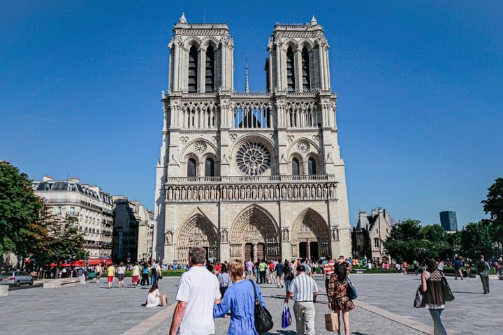 Paris Center Walking Tour with French Pastry