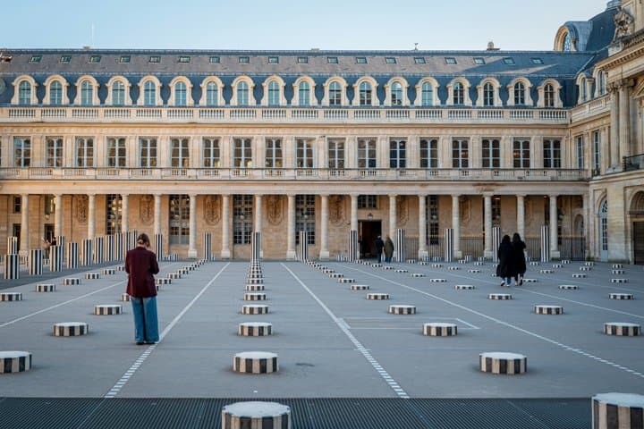 Paris Center Walking Tour with French Pastry