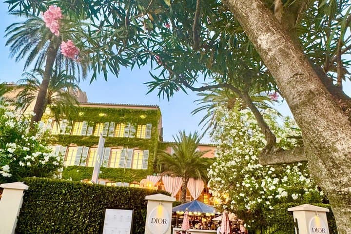 Cheap and Pro Van Transportation to Saint Tropez