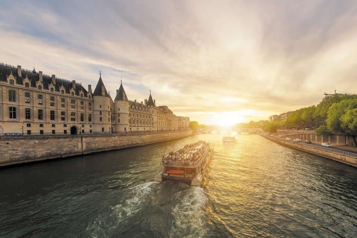 Paris Small Group City Tour by Minibus and Seine Cruise