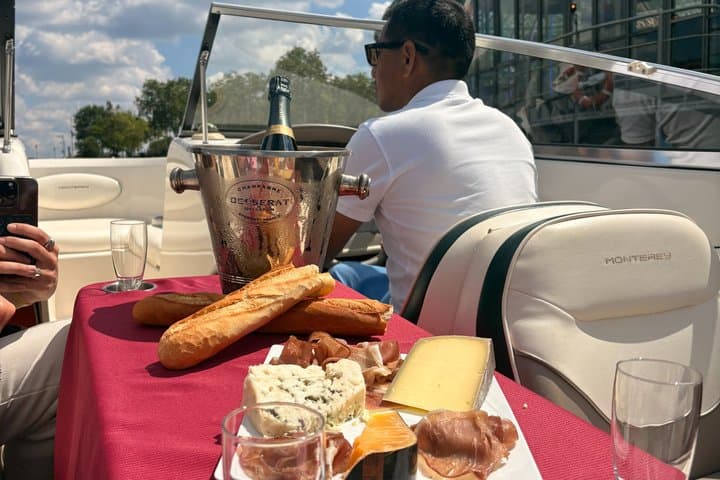 Private cruise on the Seine