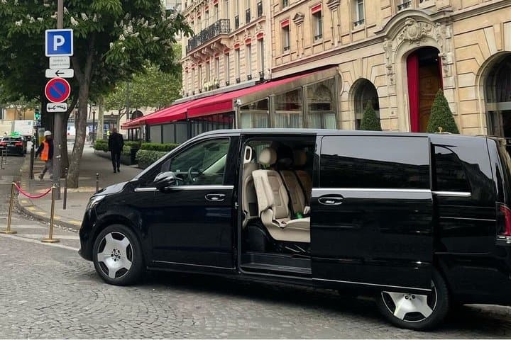 Paris City Center to Disneyland® Paris Premium Private Transfer