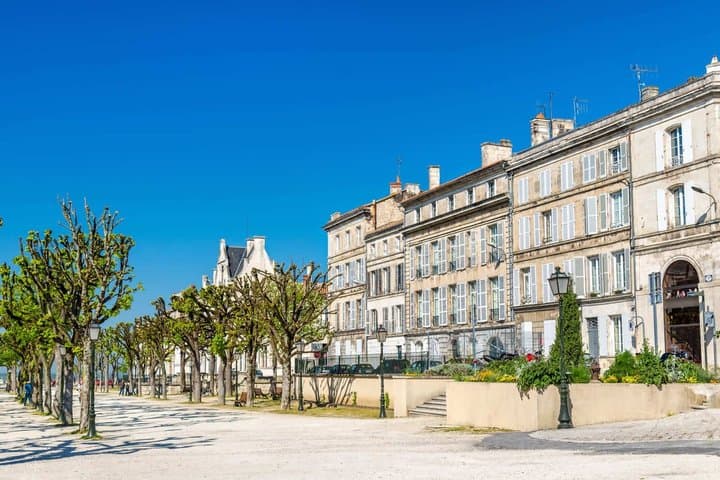 Hello Angouleme: Private 2-Hour Intro City Walk with Local Guide