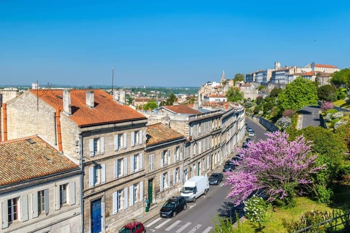 Hello Angouleme: Private 2-Hour Intro City Walk with Local Guide